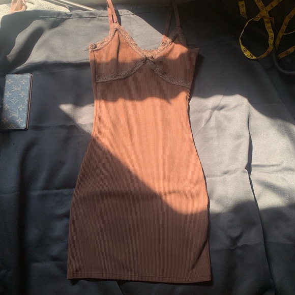 brown dress with lace trim - Picture 3 of 6